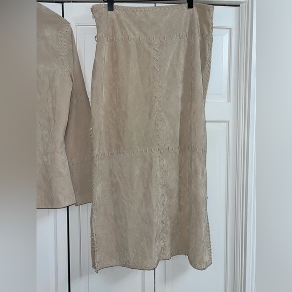 GENTLY USED CANYON ROAD BEIGE SIZE MEDIUM
SKIRT SET - Picture 5 of 8